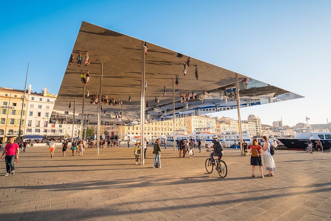 Frankreich, Bouches du Rhone, Marseille, Vieux Port, der Spiegel L'Ombrière des Architekten Norman Foster