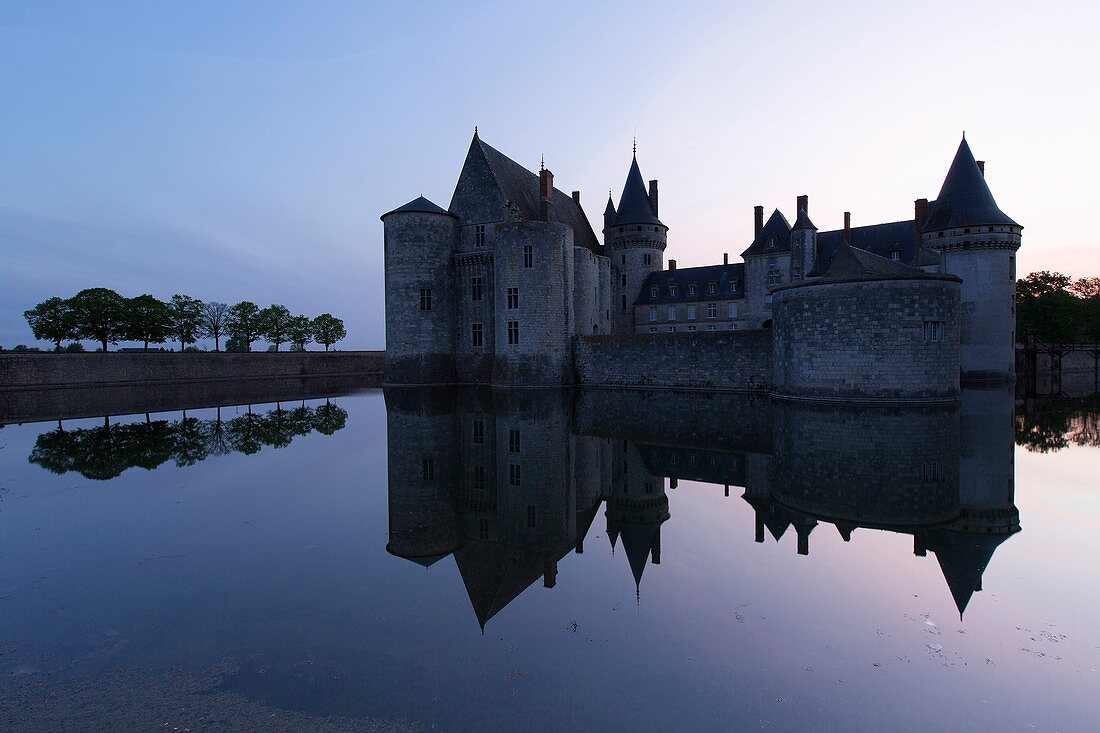 Frankreich, Loiret, Loiretal, von der UNESCO zum Weltkulturerbe erklärt, Sully sur Loire, Burg aus dem 14. und 17. Jahrhundert (obligatorische Erwähnung: Schloss de Sully sur Loire, Eigentum des Departements Loiret)