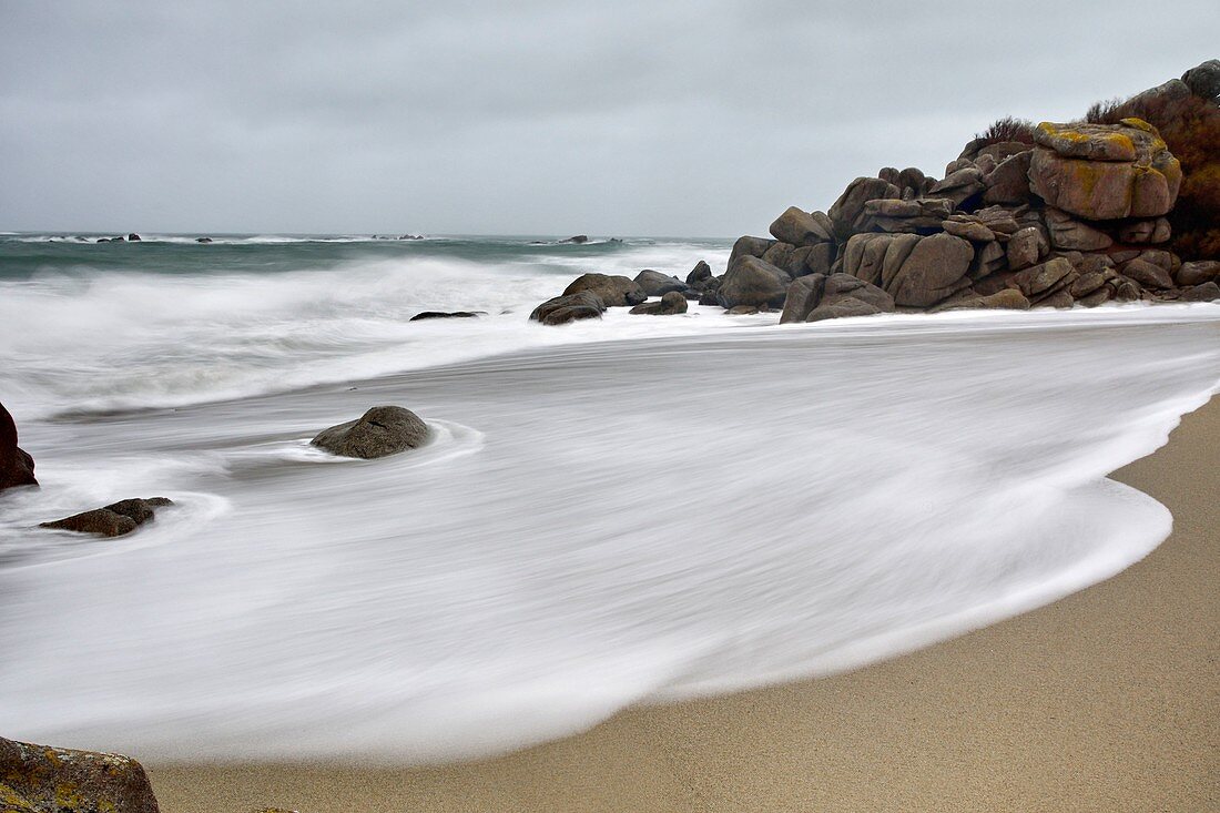 France, Finistere, Cleder, kerfissien beach, wave and foam