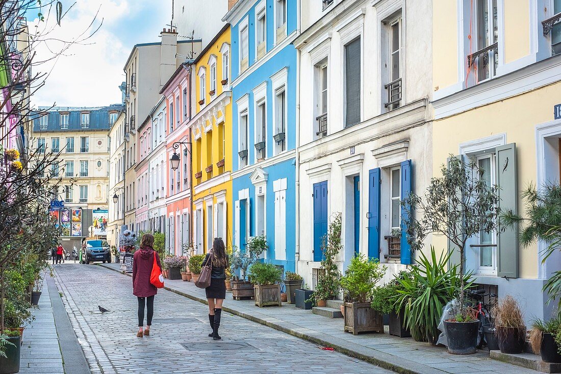 Frankreich, Paris, Stadtteil Quinze-Vingts, Rue Cremieux ist eine Fußgängerzone mit gepflasterten Straßen, gesäumt von kleinen Pavillons mit farbenfrohen Fassaden