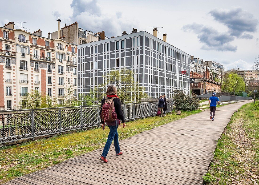 Frankreich, Paris, der Kleine Gürtel des 15. Jahrhunderts ist eine ehemalige 36 km lange Eisenbahnlinie, die während des Zweiten Reiches (1852-1869) um Paris gebaut wurde und heute eine Fußgängerpromenade ist