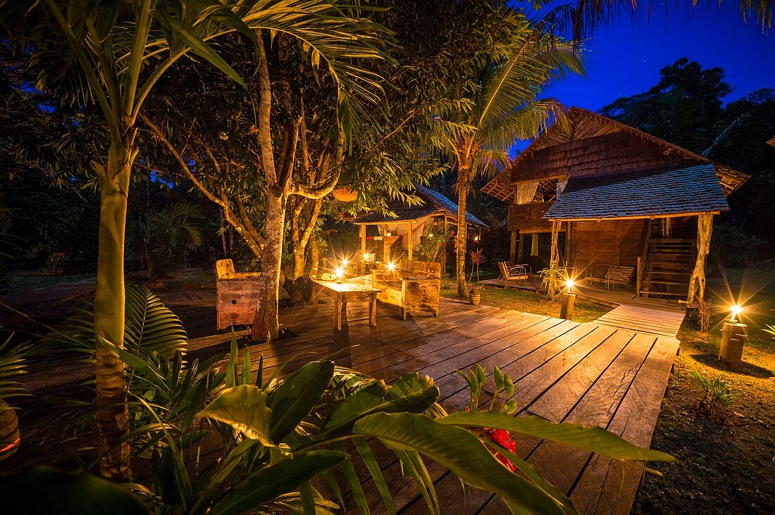 Frankreich, Französisch-Guayana, Kourou, Ruhende Hütten und Terrassen, Wapa Lodge bei Nacht