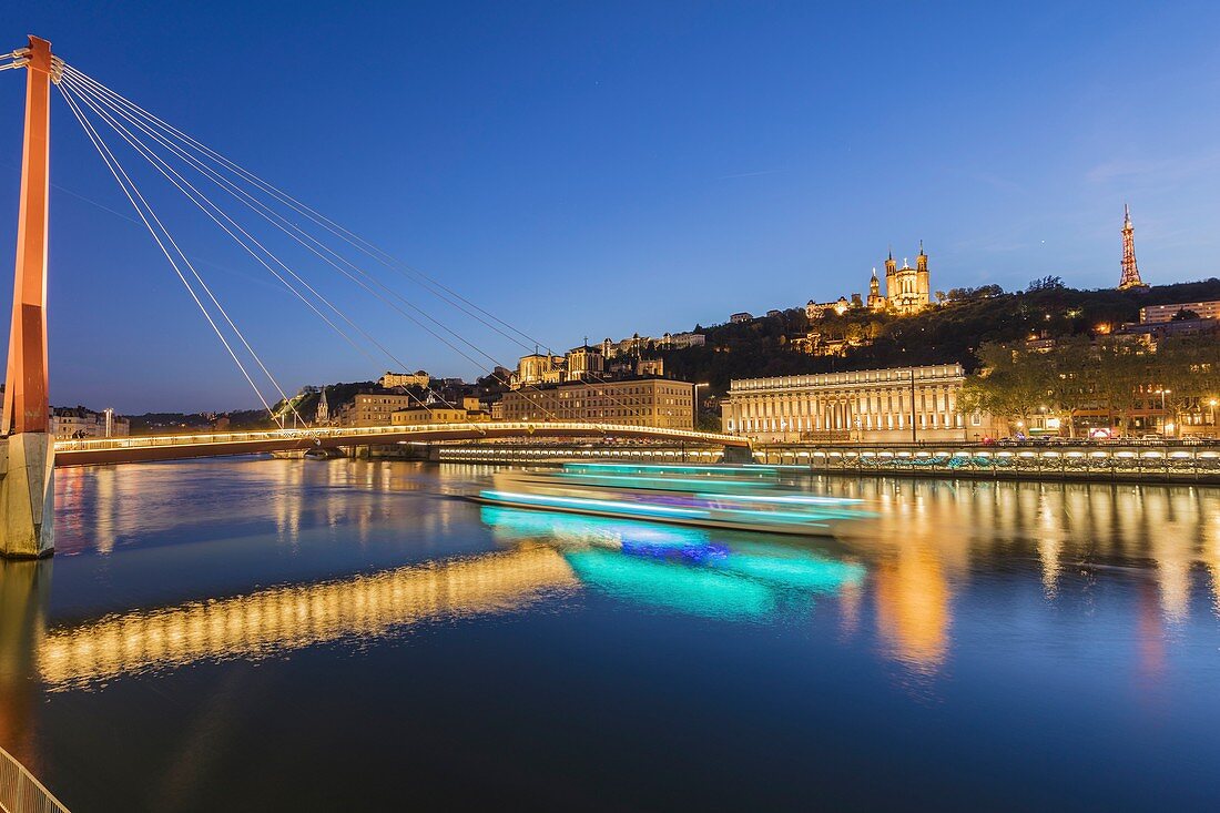 France, Rhone, Lyon, historical site listed as World Heritage by UNESCO, Vieux Lyon (Old Town), footbridge on the Saone river leading to the courthouse and the Notre Dame de Fourviere and the the cathedral Saint Jean