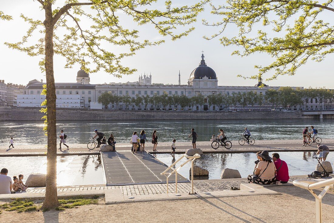 Frankreich, Rhone, Lyon, historische Stätte, die von der UNESCO zum Weltkulturerbe erklärt wurde, Ufer der Rhone mit Blick auf das Hotel Dieu und die Basilika Notre Dame de Fourviere