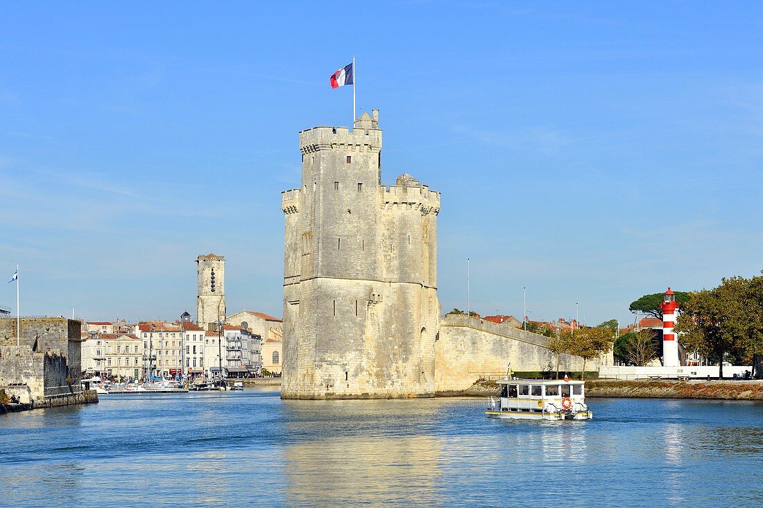 Frankreich, Charente-Maritime, La Rochelle, Saint-Nicolas-Turm (Tour Saint-Nicolas) am Eingang zum Alten Hafen und die St.-Sauveur-Kirche im Hintergrund