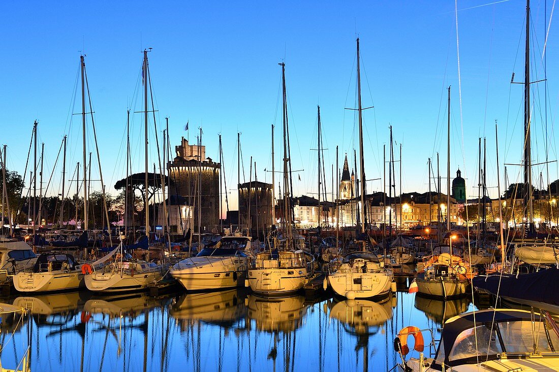 Frankreich, Charente-Maritime, La Rochelle, der Vieux-Hafen (alter Hafen) mit dem Nicolas-Turm, dem Kettenturm und der Tour de la Lanterne (Laternenturm)