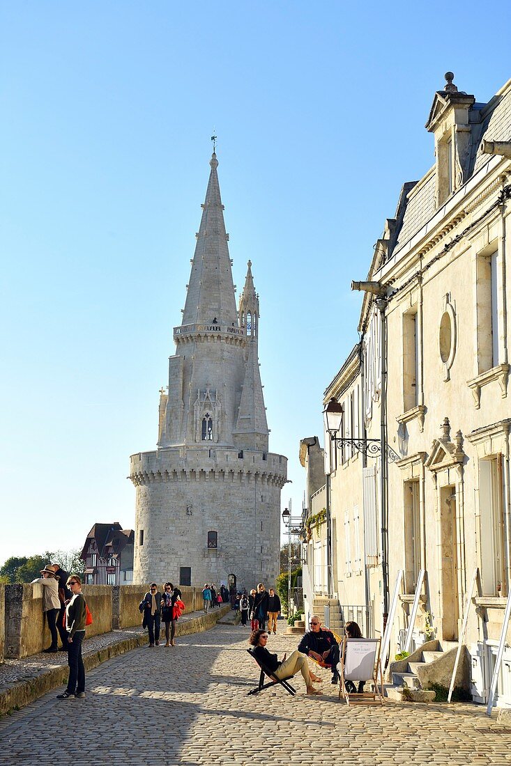 Frankreich, Charente Maritime, La Rochelle, Laternenturm (Tour de la Lanterne) am Eingang des alten Hafens, Rue sur les Murs