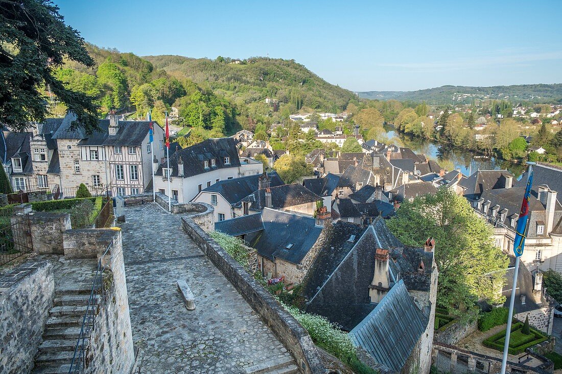 Frankreich, Dordogne, Perigord Noir, Terrasson Lavilledieu, Stadt am Ufer des Flusses Vezere