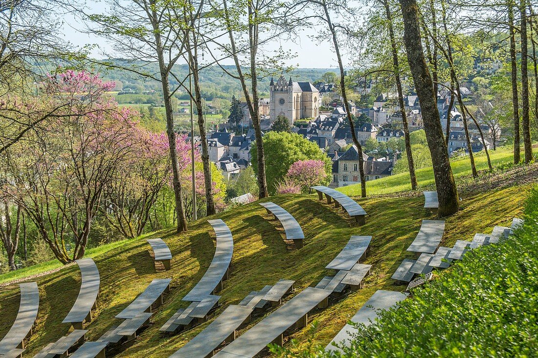 Frankreich, Dordogne, Perigord Noir, Terrasson Lavilledieu, Altstadt aus den Jardins de l'Imaginaire