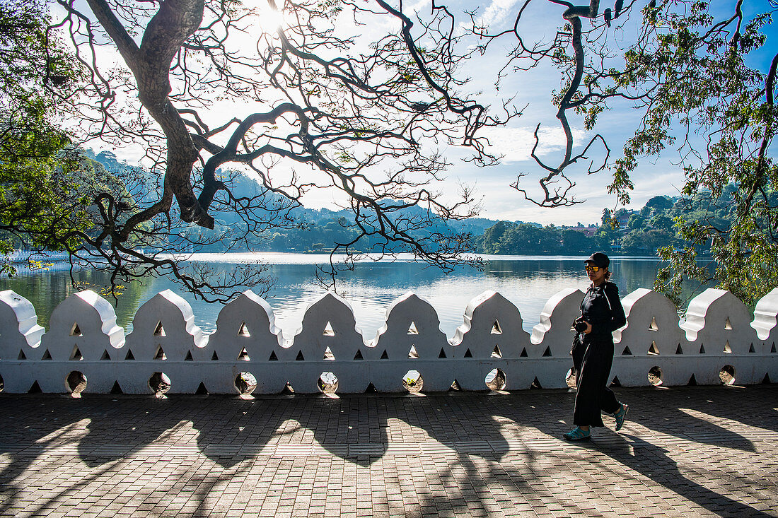 Frau am Kandy See (Kiri Muhuda oder Milchmeer), künstlicher See im Herzen der Bergstadt, Kandy, Sri Lanka