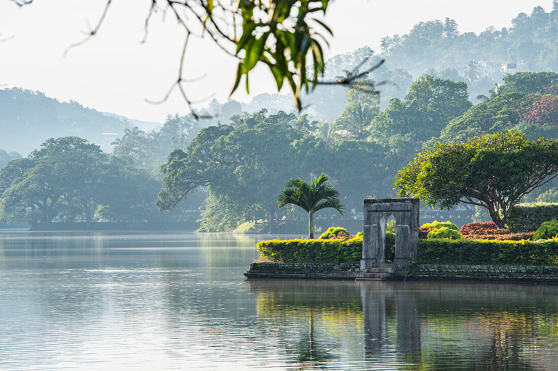 Kandy See (Kiri Muhuda oder Milchmeer), künstlicher See im Herzen der Bergstadt, Kandy, Sri Lanka