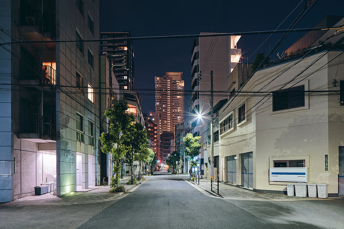 Nachtszene von Wohnblöcken in der Innenstadt, Einzelhandelsgebäuden und modernen Bürogebäuden in der Ferne, Osaka, Japan