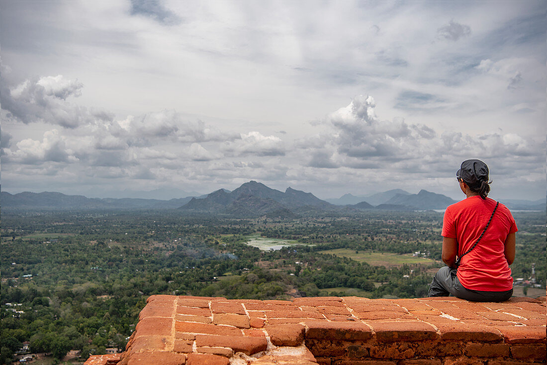 Frau genießt die Aussicht auf der Spitze der antiken Festung, Sigiriya, Sri Lanka