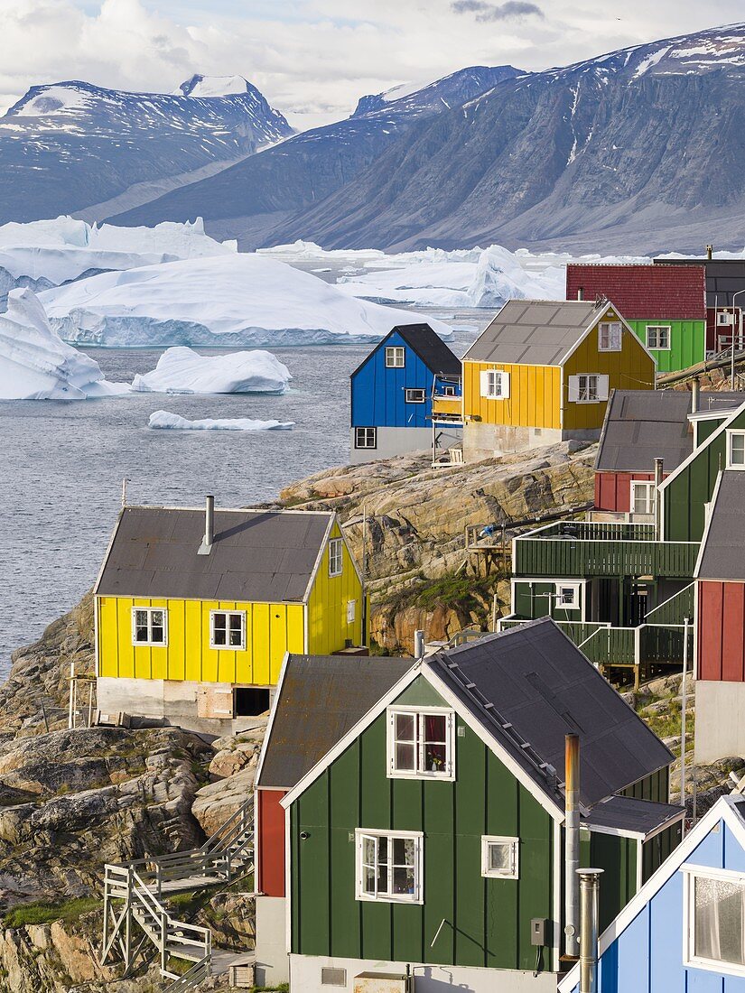 Die Stadt Uummannaq im Norden Westgrönlands liegt auf einer Insel im Uummannaq-Fjordsystem im Hintergrund der Halbinsel Nuussuaq (Nugssuaq). Amerika, Nordamerika, Grönland
