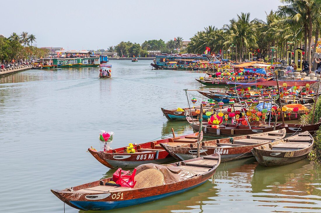 Traditionelle Fischerboote und Laternenboote, die für Tourismusreisen auf Son Thu Bon Fluss, Hoiu An, Quang Nam Provence, Vietnam, Asien verwendet werden