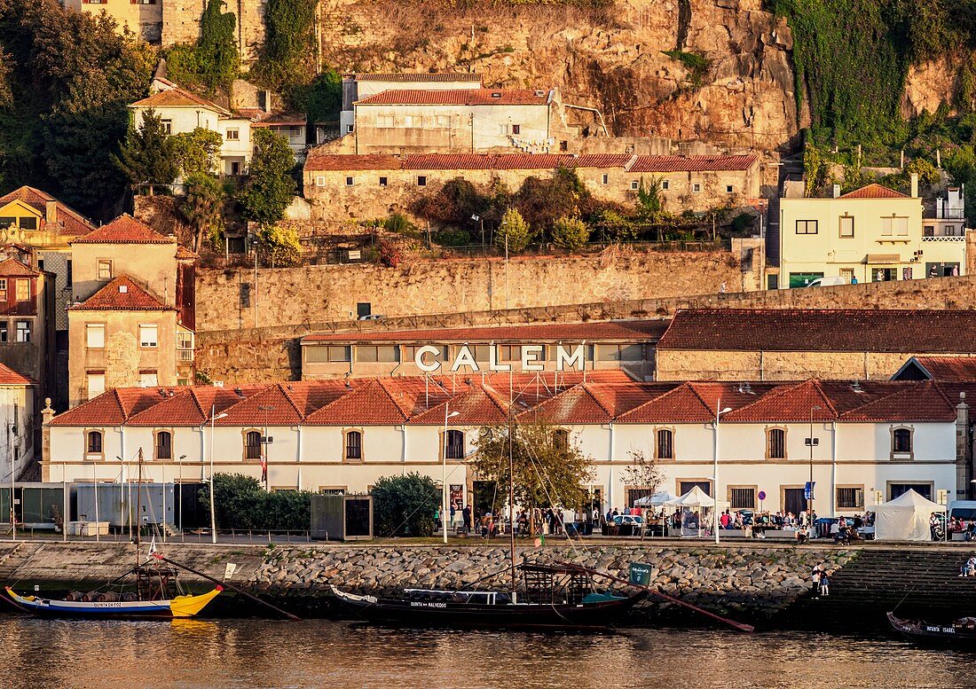 Blick über den Fluss Douro in Richtung Weingut Calem, Vila Nova de Gaia, Porto, Portugal