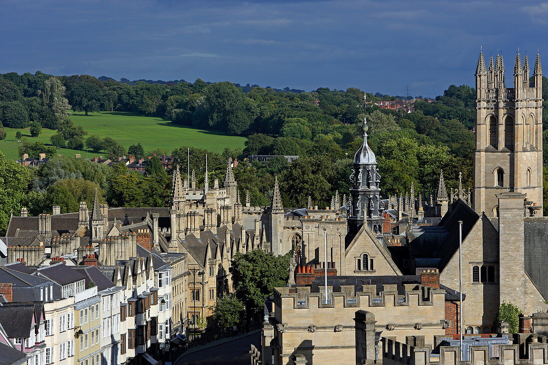 Blick vom Turm der St. Mary the Virgin Kirche auf die High Street und die Hügel des South Park, Oxford, Oxfordshire, England