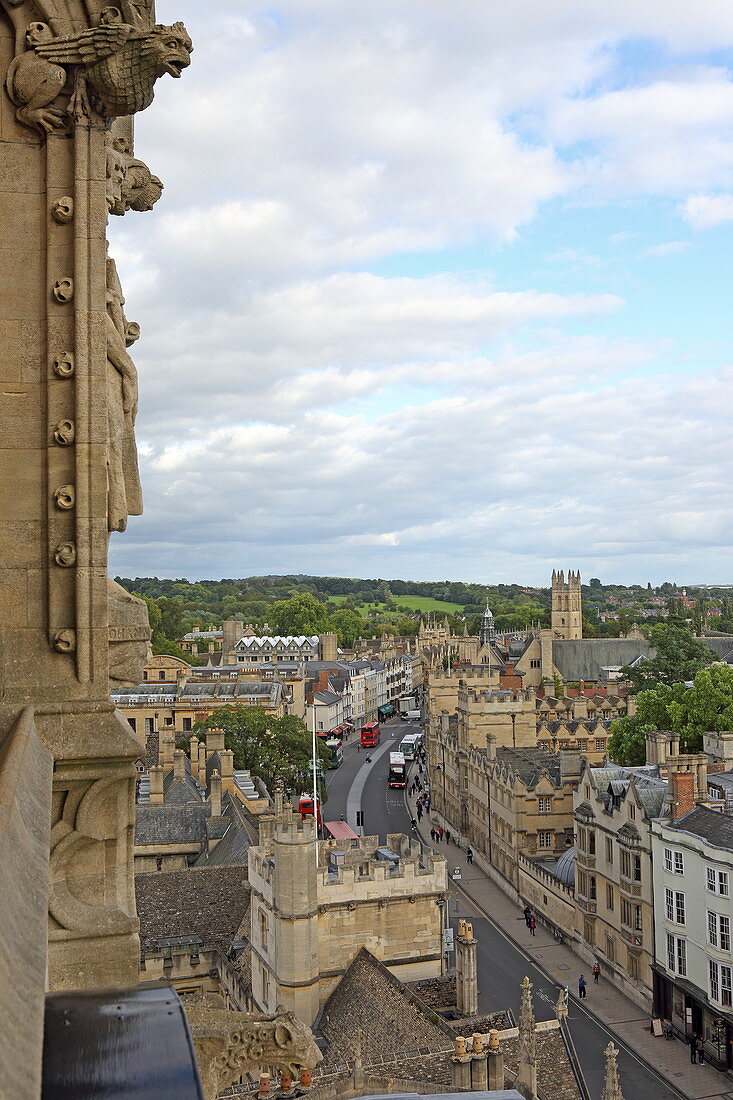 Blick vom Turm von St. Mary the Virgin Kirche auf die High Street, Oxford, Oxfordshire, England