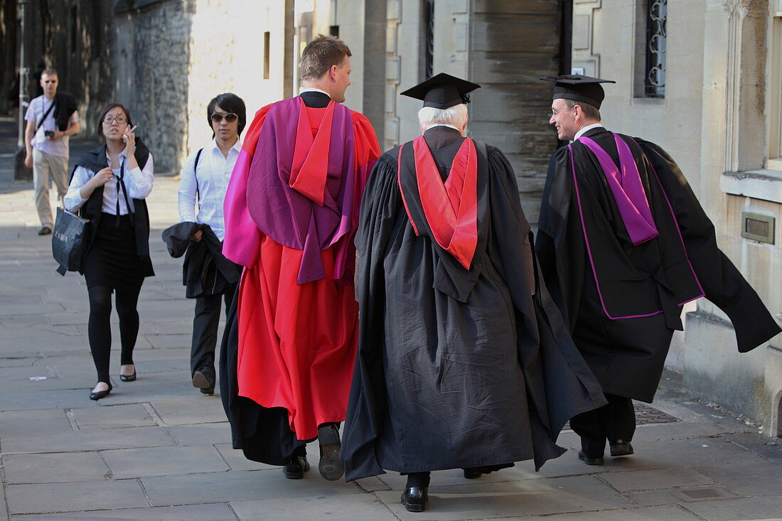 Professoren auf dem Weg zum College, Oxford, Oxfordshire, England