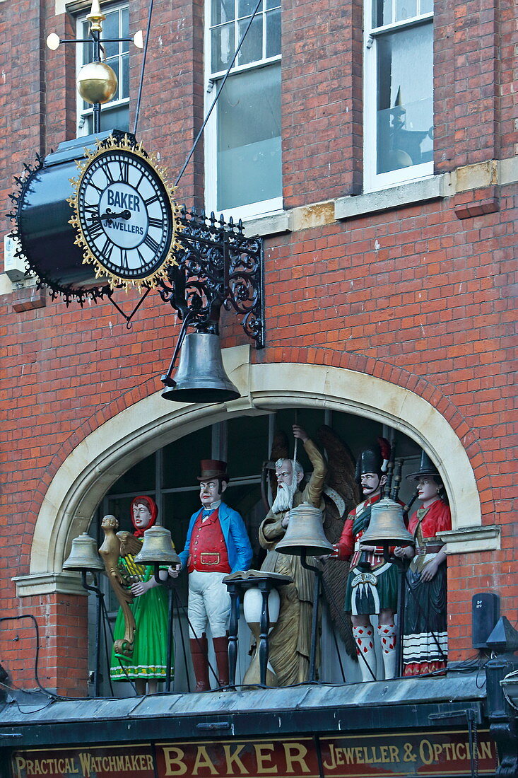 Glockenspiel am Geschäft der Uhrmacherei Baker, Southgate Street, Gloucester, Cotswolds, Gloucestershire, England