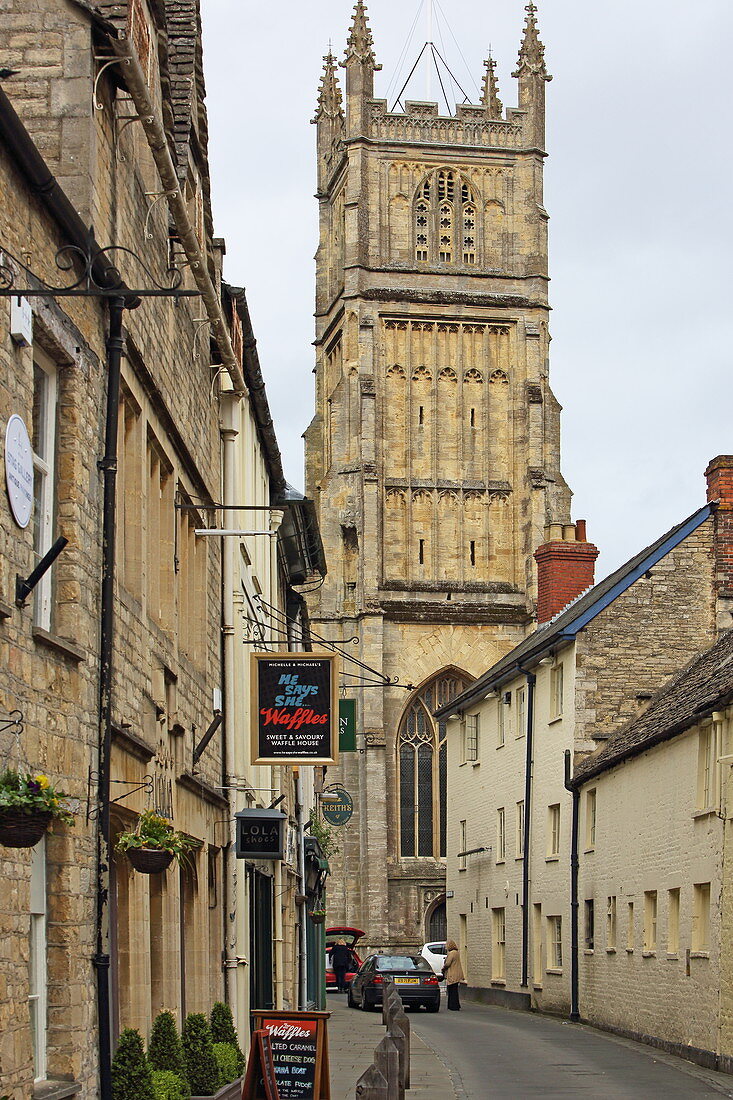 Black Jack Street und Turm der Kathedrale, Cirencester, Cotswolds, Gloucestershire, England