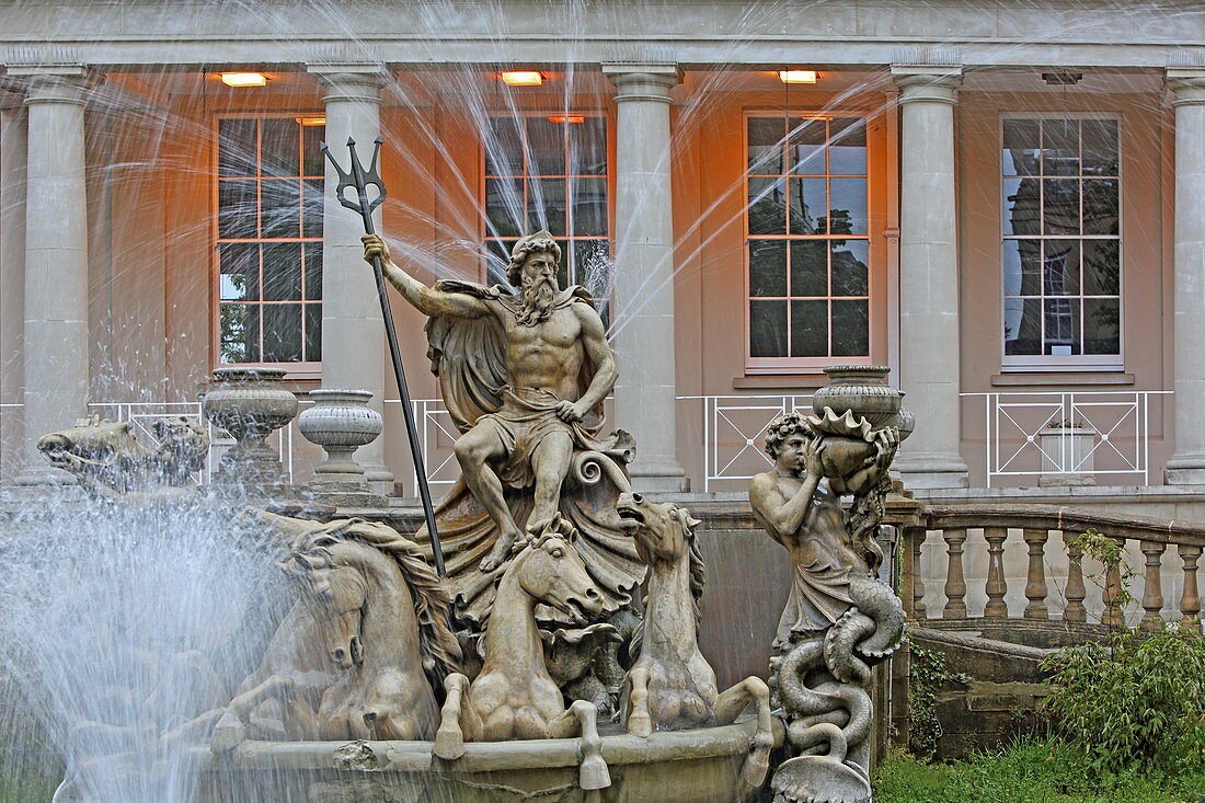 Neptun-Brunnen an der Promenade, Cheltenham, Gloucestershire, England