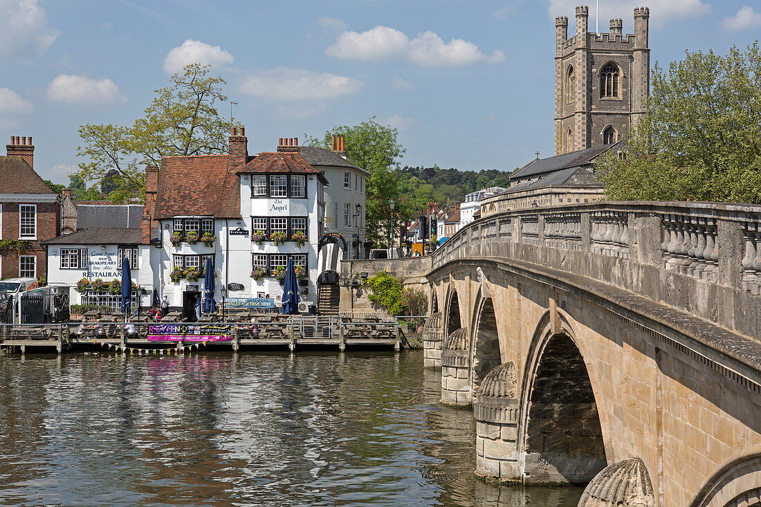 Henley Bridge over the Thames and the Angel on the Bridge pub, Henley-upon-Thames, Oxfordshire, England