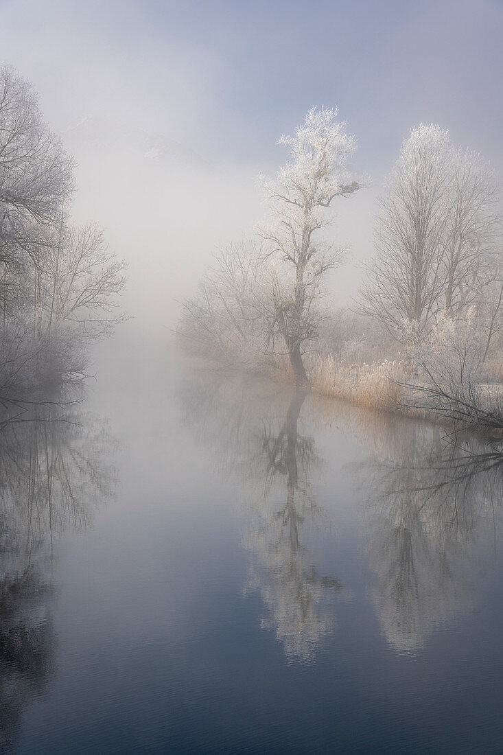 Winterliche Idylle am Kochelsee Auslauf der Loisach, Bayern, Deutschland.