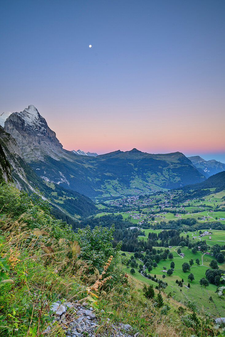 Blick auf Eiger, Kleine Scheidegg und Grindelwald bei Morgengrauen, Grosse Scheidegg, Berner Oberland, UNESCO Weltnaturerbe Schweizer Alpen Jungfrau-Aletsch, Berner Alpen, Bern, Schweiz