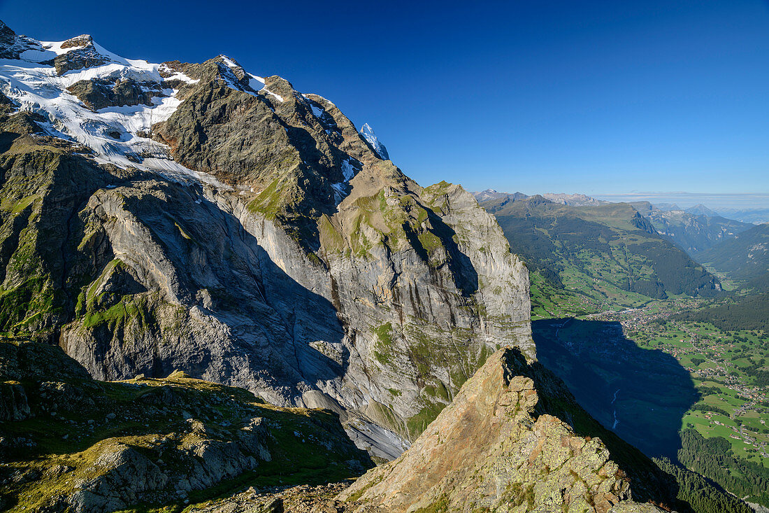 Tiefblick von der Glecksteinhütte auf Talboden von Grindelwald, Glecksteinhütte, Berner Oberland, UNESCO Weltnaturerbe Schweizer Alpen Jungfrau-Aletsch, Berner Alpen, Bern, Schweiz