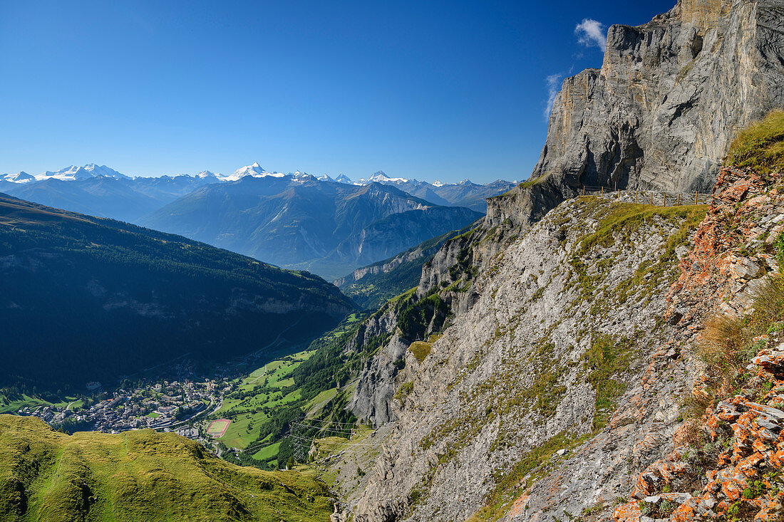 Tiefblick vom Erlebnisklettersteig Gemmi auf Leukerbad und auf Walliser Alpen, Gemmi, Berner Alpen, Wallis, Schweiz