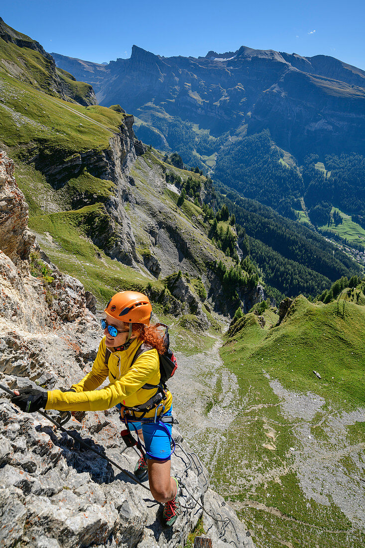 Frau klettert an Erlebnisklettersteig Gemmi, Gemmi, Berner Alpen, Wallis, Schweiz