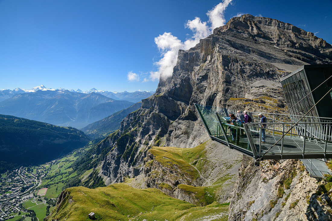 Mehrere Personen stehen auf Aussichtsplattform Gemmi und blicken auf Leukerbad und Walliser Alpen, Gemmi, Berner Alpen, Wallis, Schweiz