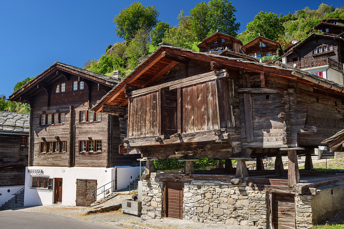 Traditionelle Walliser Häuser und Getreidespeicher, Ausserberg, Wallis, Schweiz