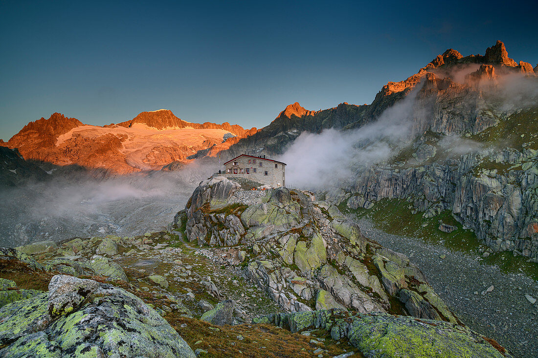 Albert-Heim-Hütte mit Galenstock und Gletschhorn im Alpenglühen, Albert-Heim-Hütte, Urner Alpen, Uri, Schweiz