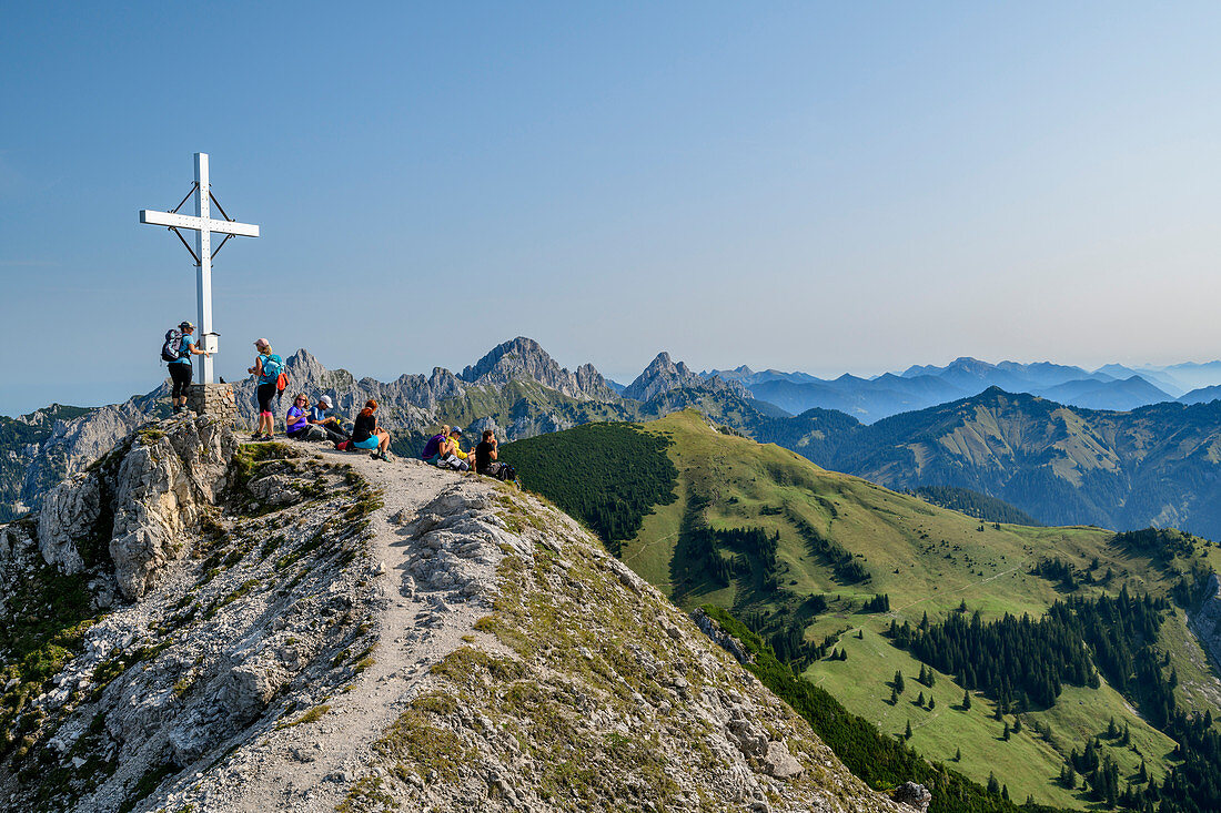 Mehrere Personen sitzen am Gipfel des Litnisschrofen, Gimpel, Köllenspitze und Gehrenspitze im Hintergrund, Litnisschrofen, Tannheimer Berge, Tirol, Österreich