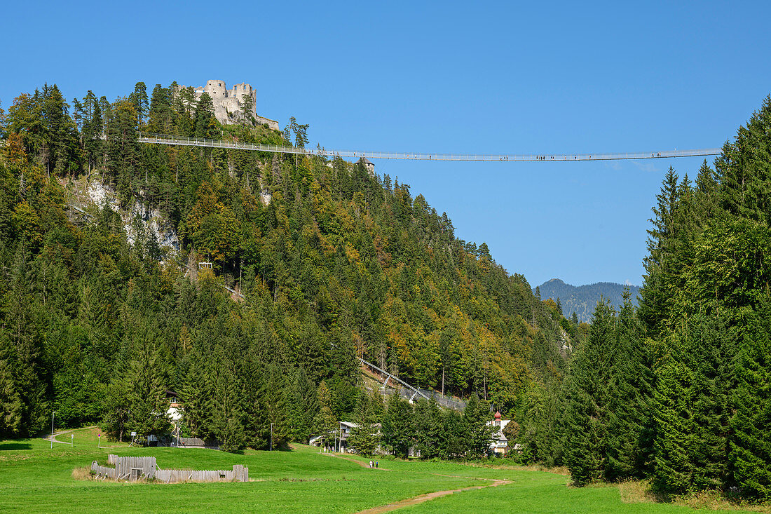 Seilbrücke Highline 179 mit Burgruine Ehrenberg, Reutte, Tirol, Österreich