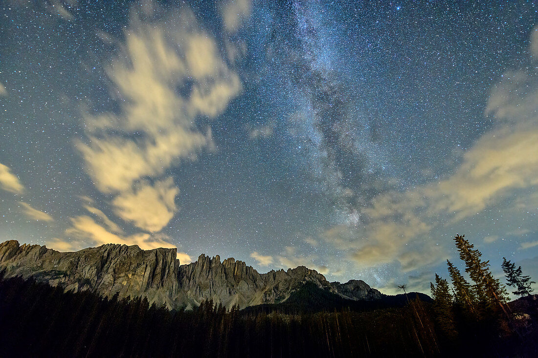 Milchstraße über Latemargruppe, Rosengarten, Dolomiten, UNESCO Weltnaturerbe Dolomiten, Südtirol, Italien