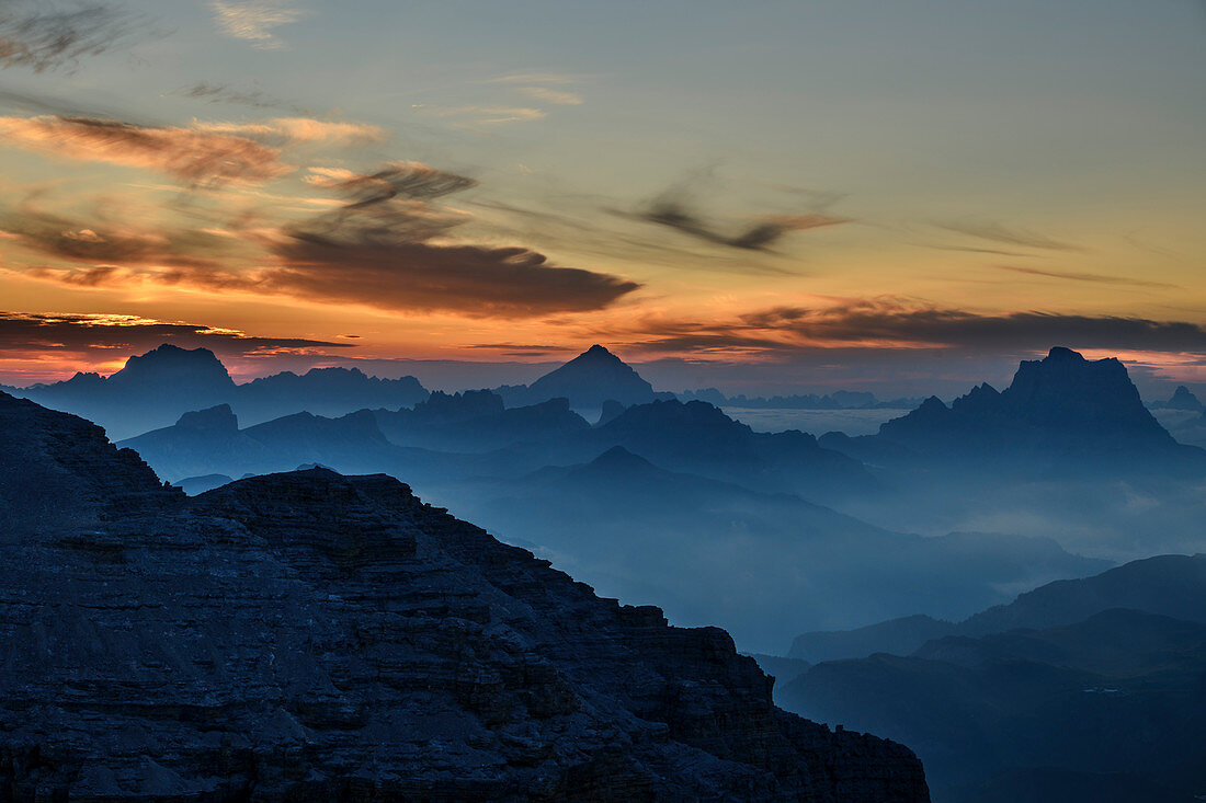 Morgenstimmung über Sorapis, Antelao und Pelmo, von der Sellagruppe, Sellagruppe, Dolomiten, UNESCO Weltnaturerbe Dolomiten, Venetien, Venezien, Italien