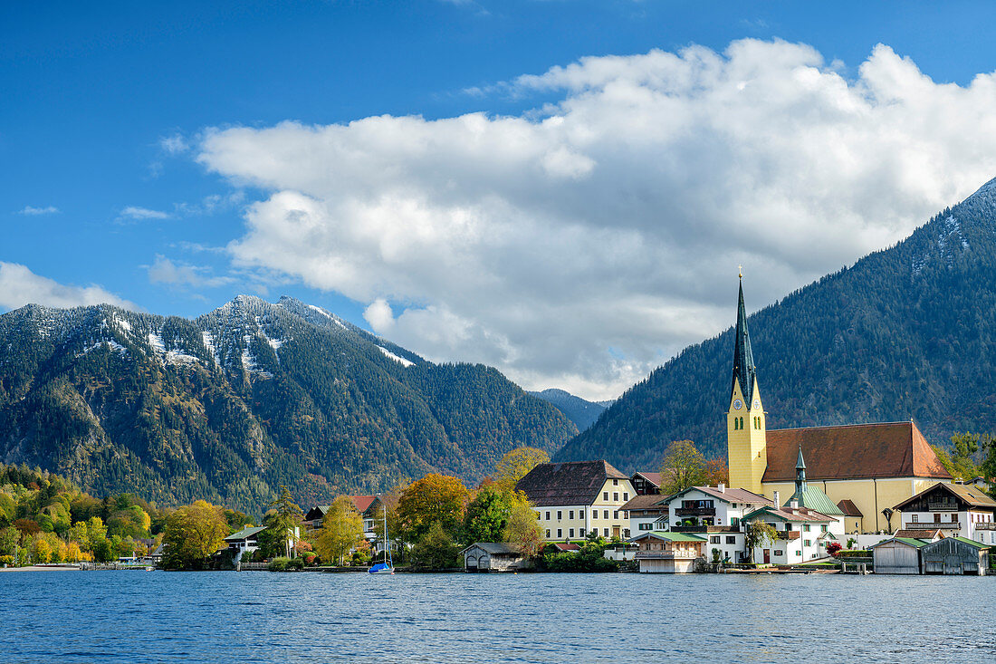 Tegernsee mit Rottach-Egern, Bodenschneid im Hintergrund, Tegernsee, Oberbayern, Bayern, Deutschland