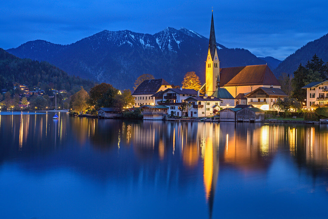 Tegernsee mit Rottach-Egern bei Nacht, Bodenschneid im Hintergrund, Tegernsee, Oberbayern, Bayern, Deutschland