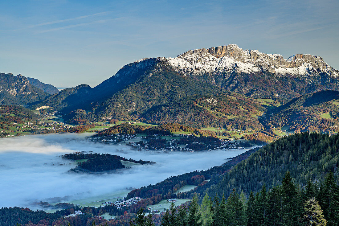Nebelstimmung über Berchtesgaden, Untersberg im Hintergrund, Berchtesgaden, Nationalpark Berchtesgaden, Berchtesgadener Alpen, Oberbayern, Bayern, Deutschland