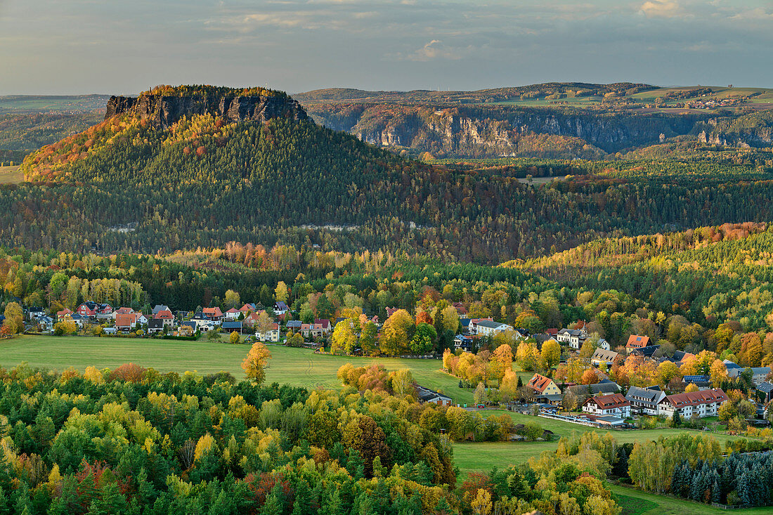 Tiefblick vom Gohrisch, mit Lilienstein im Hintergrund, Gohrisch, Nationalpark Sächsische Schweiz, Sächsische Schweiz, Elbsandstein, Sachsen, Deutschland