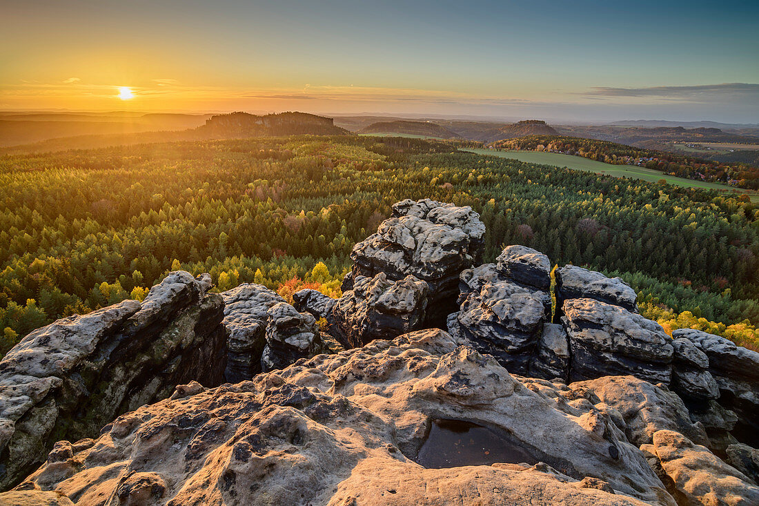 Sonnenuntergang am Gohrisch mit Felsen im Vordergrund, Gohrisch, Nationalpark Sächsische Schweiz, Sächsische Schweiz, Elbsandstein, Sachsen, Deutschland