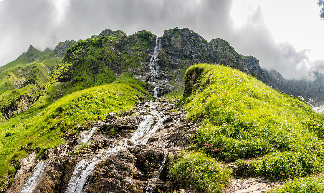 Bergkulisse mit Wasserfall in den Alpen, Deutschland, Bayern, Oberallgäu