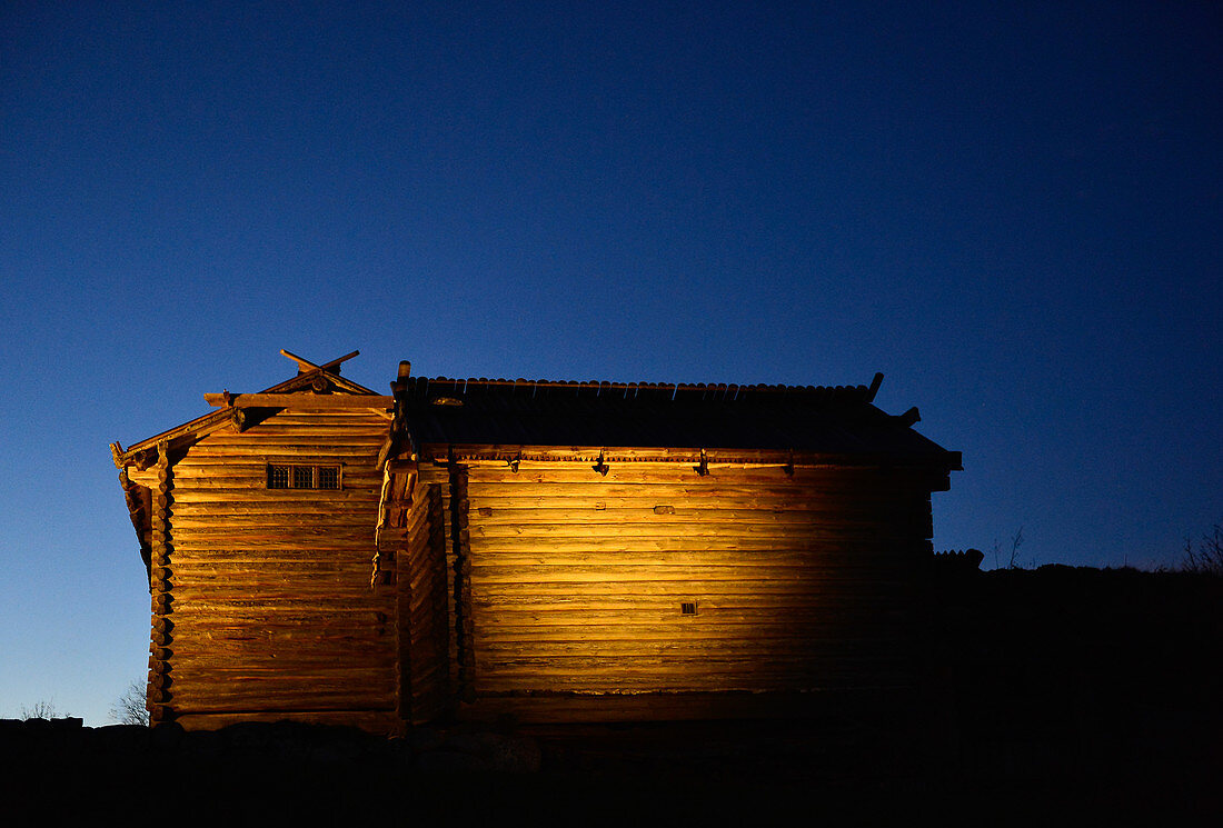 Alte Holzhütte in später Abenddämmerung, Tällberg am Siljansee, Dalarna, Schweden