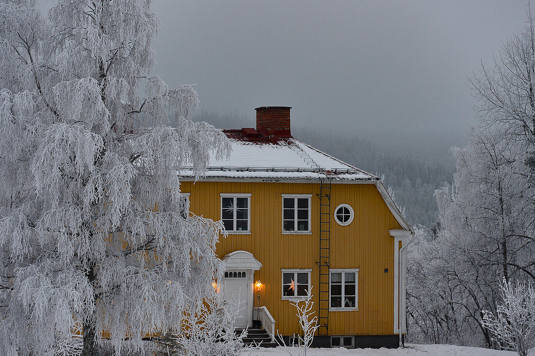 Großes, gelbes Schwedenhaus im tiefen Winter, Dorotea, Västerbottens Län, Schweden