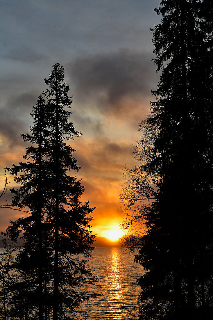 Sonnenaufgang über einem See in Lappland, Risbäck, Jämtland, Schweden