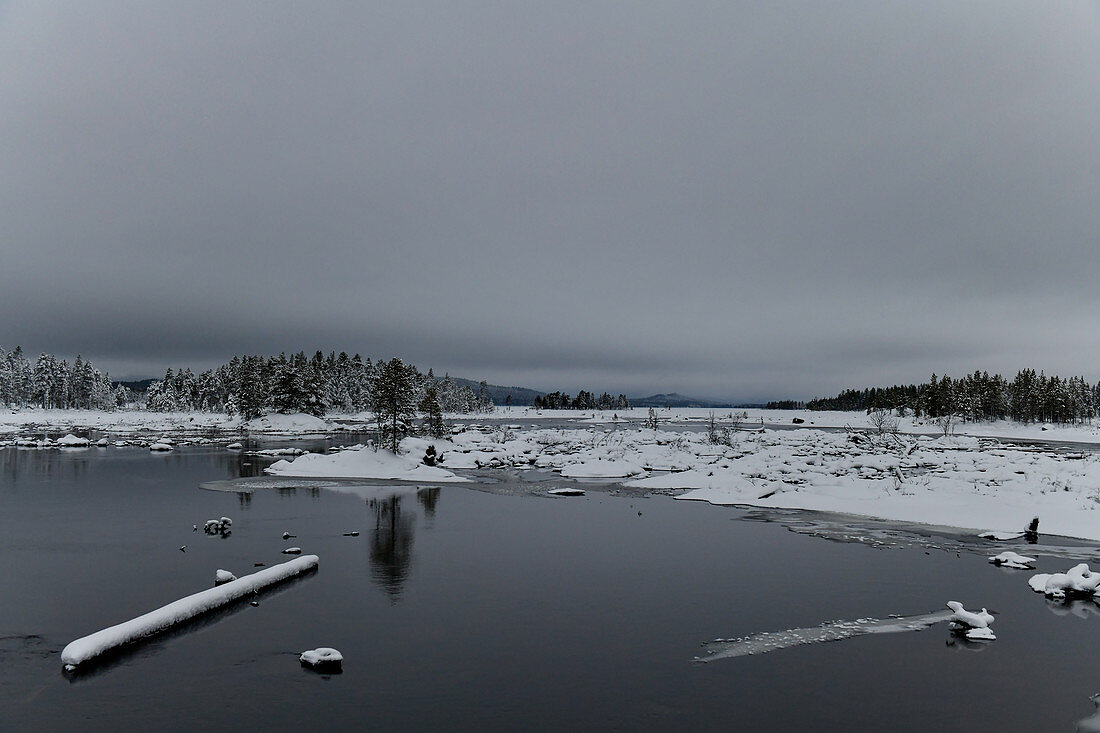 Winterstimmung am See mit Eis und Schnee, Lövdden, Lappland, Schweden
