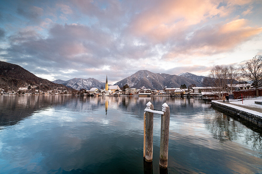 Blick über den winterlichen Tegernsee auf die Ortschaft Rottach-Egern mit der Kirche Sankt Laurentius, Bayern, Deutschland.